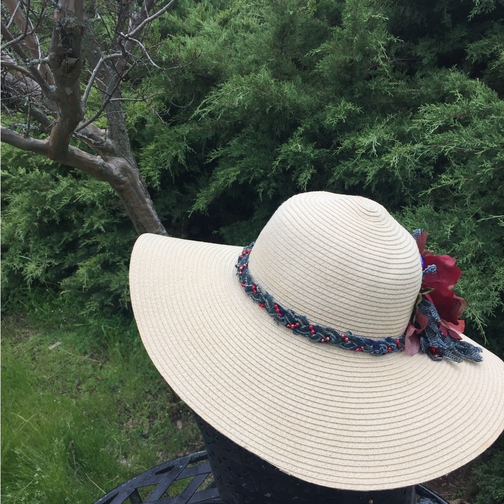 Artisan kreativekristen Upcycled cream wide brim straw hat Floral Accent - Picture 6 of 11